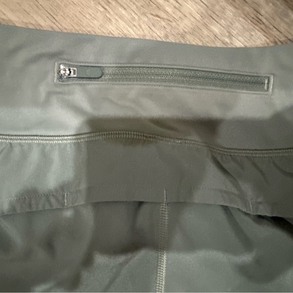 💙SOLD💙 Lululemon sage green speed up shorts size 6 - Picture 4 of 5